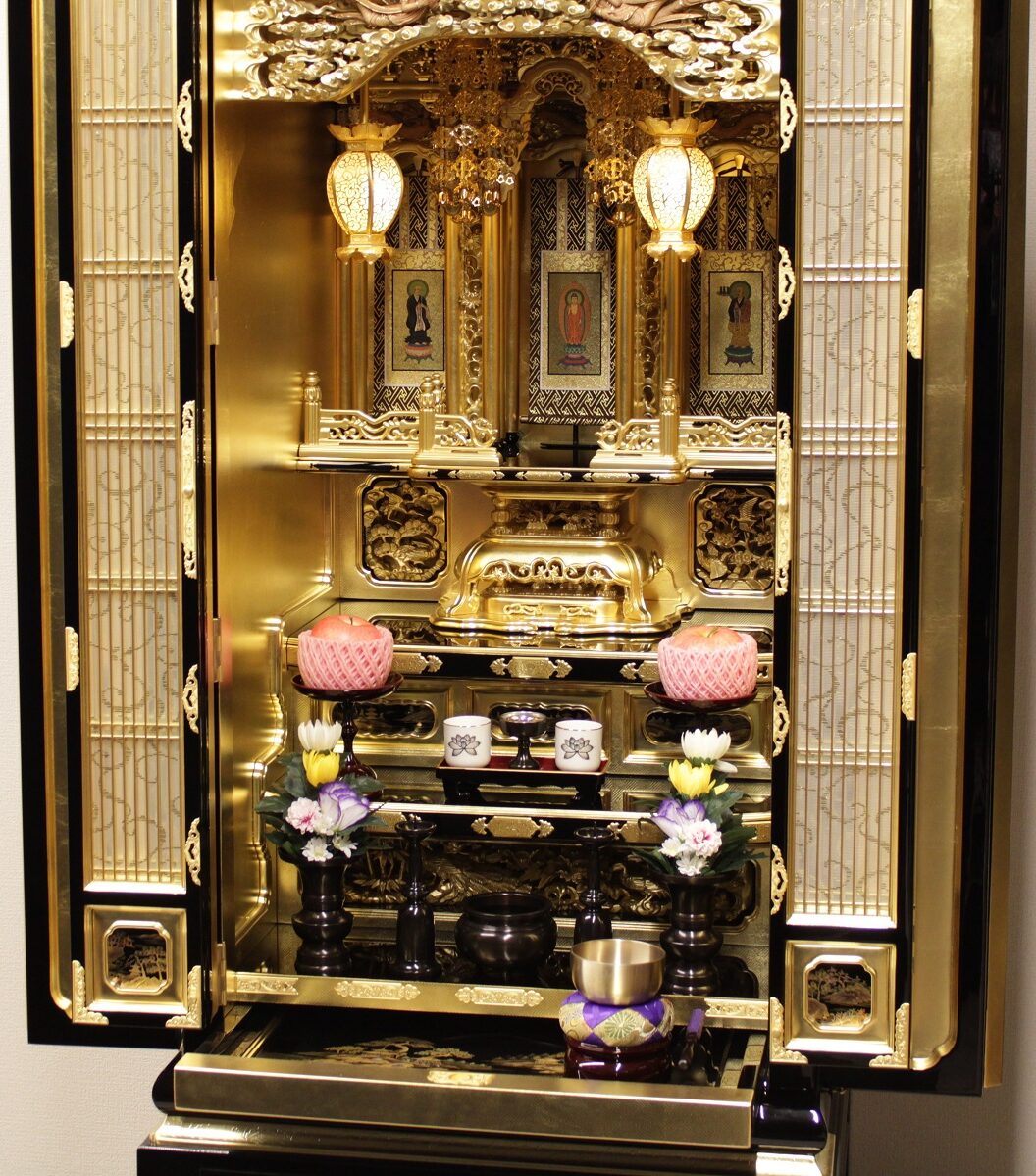 【豪華金仏壇／新品・未使用】定価約60万円→18万円／引き取り限定（大阪） 仏壇地袋付仏間用京型「聖18×43号」彫欄間蒔絵入（西）18号金